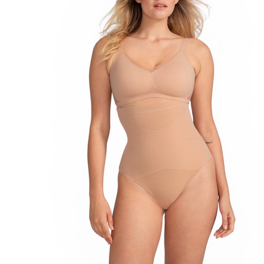 Honeylove Superpower Thong NWOT Shapewear Targeted Compression Seamless Smooth M